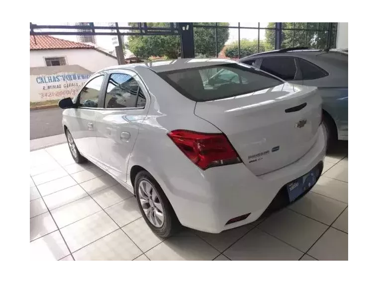 Chevrolet Prisma Branco 4