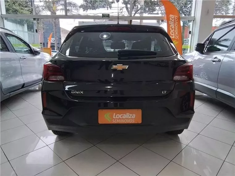 Chevrolet Onix Preto 5