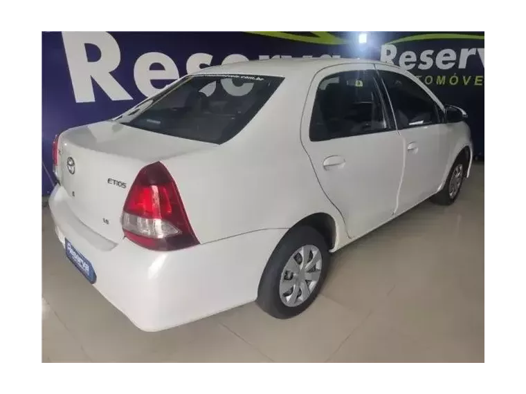 Toyota Etios Branco 7