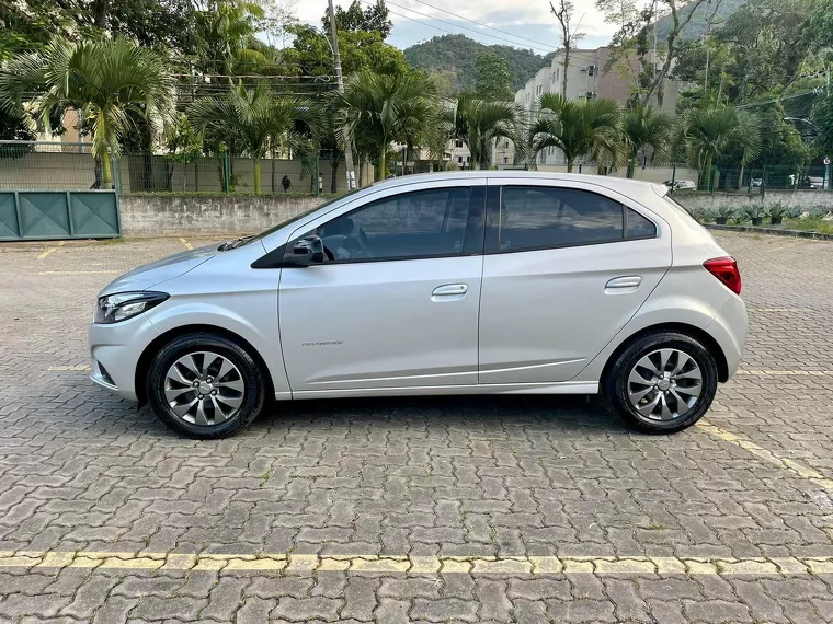 Chevrolet Onix Prata 1