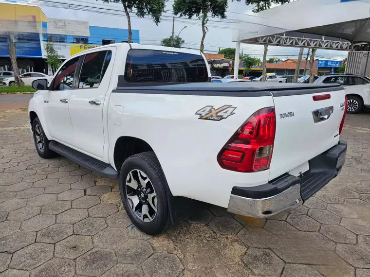 Toyota Hilux Branco 4