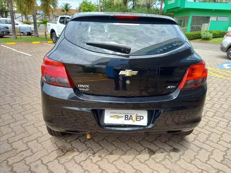 Chevrolet Onix Preto 4