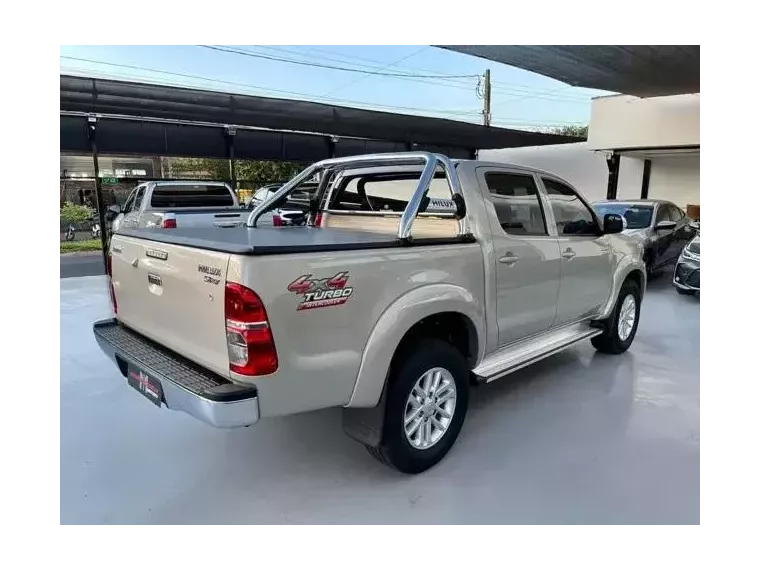 Toyota Hilux Bege 5