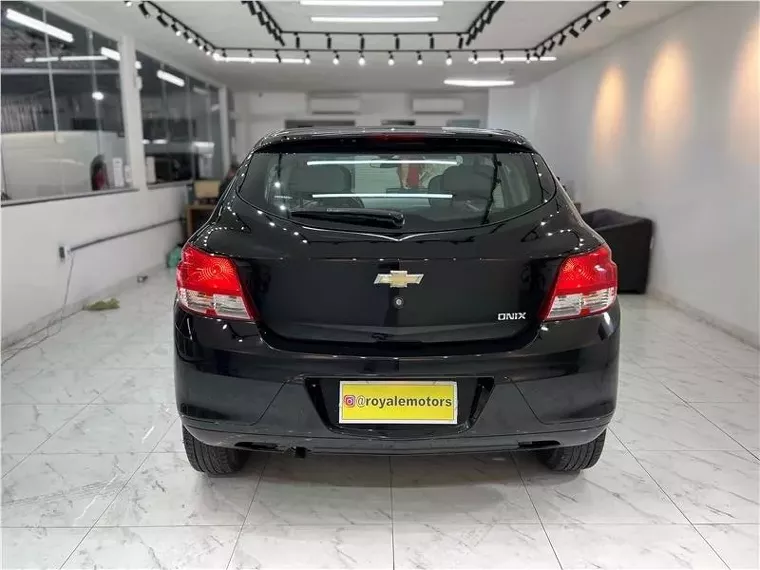 Chevrolet Onix Preto 13