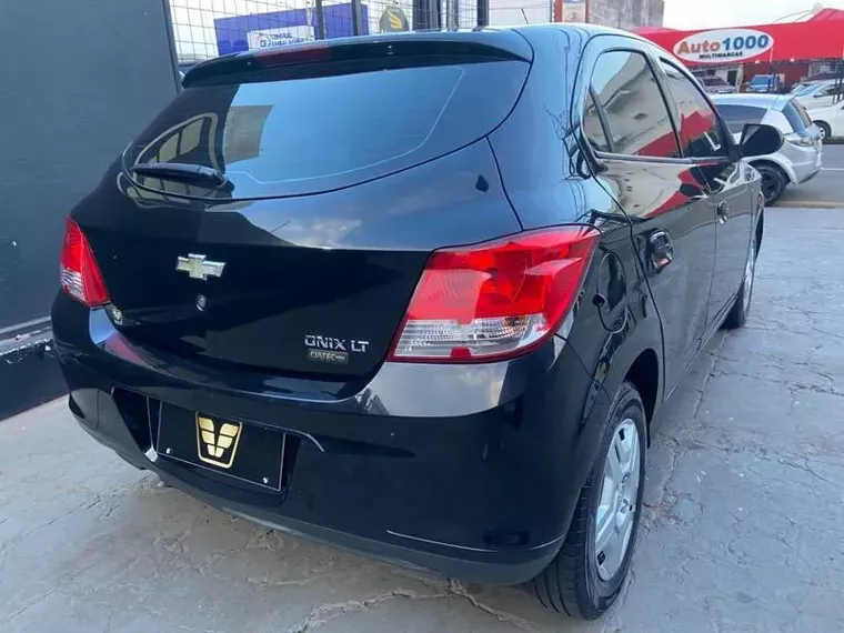 Chevrolet Onix Preto 4