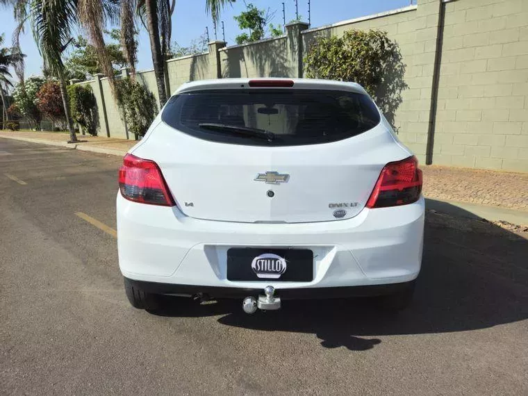 Chevrolet Onix Branco 4