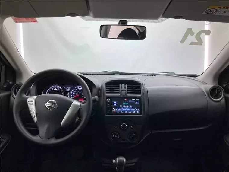 Nissan Versa Cinza 6