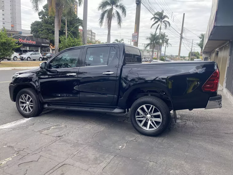 Toyota Hilux Preto 13