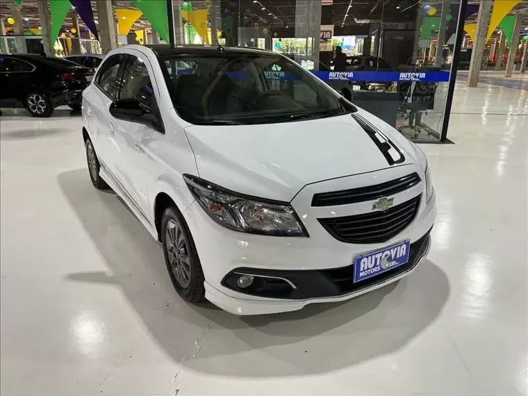 Chevrolet Onix Branco 5