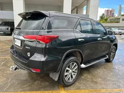 Toyota Hilux SW4
