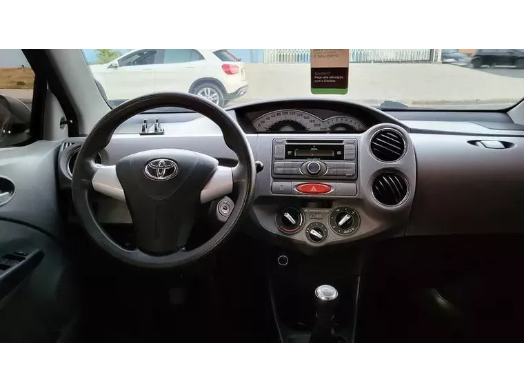 Toyota Etios Prata 13