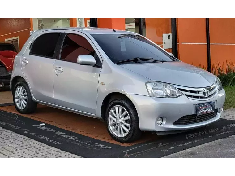 Toyota Etios Prata 8