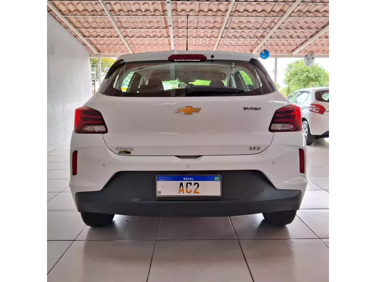 Chevrolet Onix Branco 9