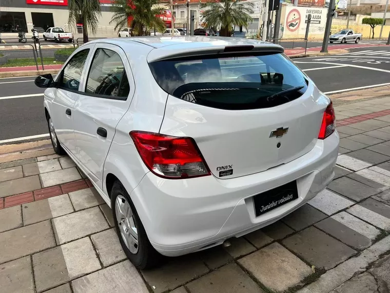 Chevrolet Onix Branco 9