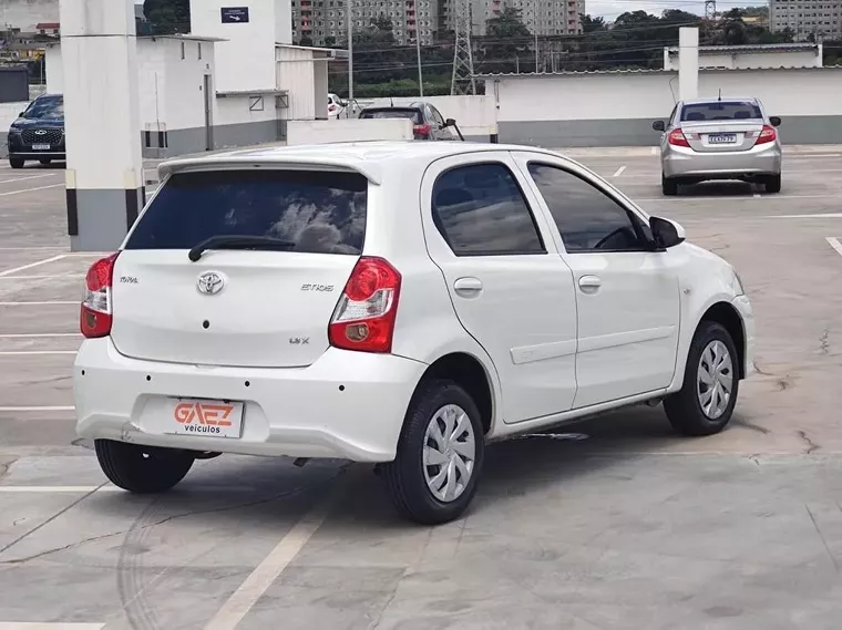 Toyota Etios Branco 2