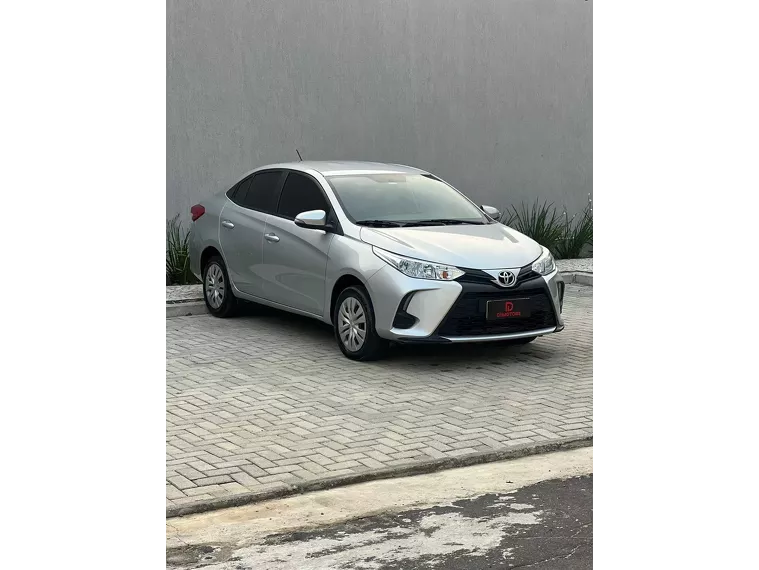 Toyota Yaris Prata 3