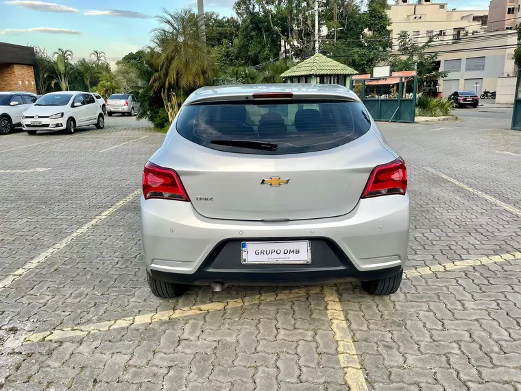 Chevrolet Onix Prata 9