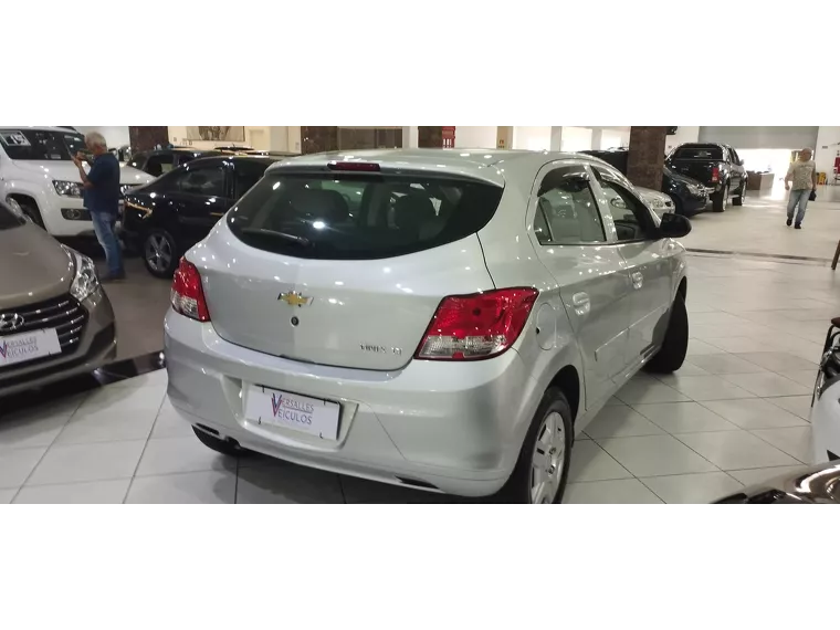 Chevrolet Onix Prata 3