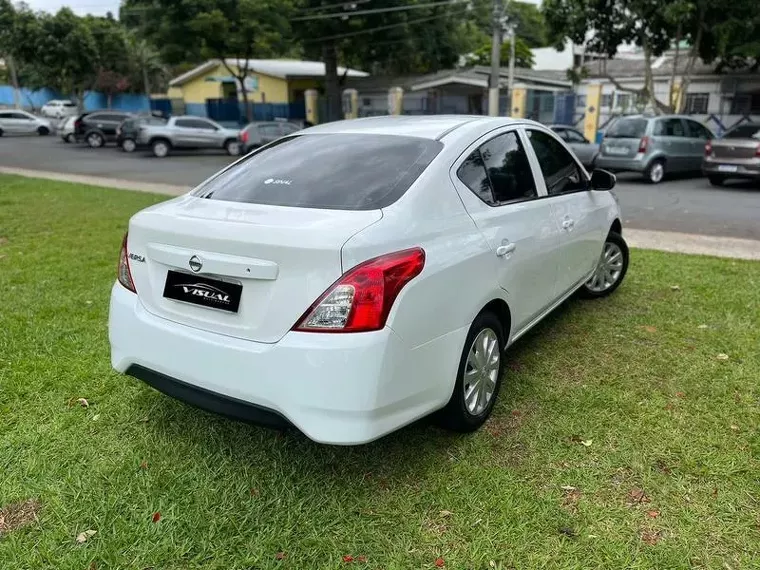 Nissan Versa Branco 2