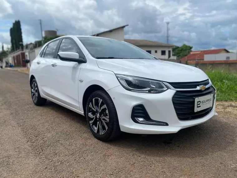 Chevrolet Onix Branco 1