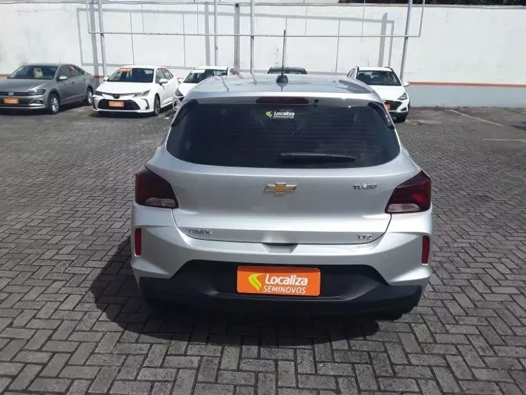 Chevrolet Onix Prata 2