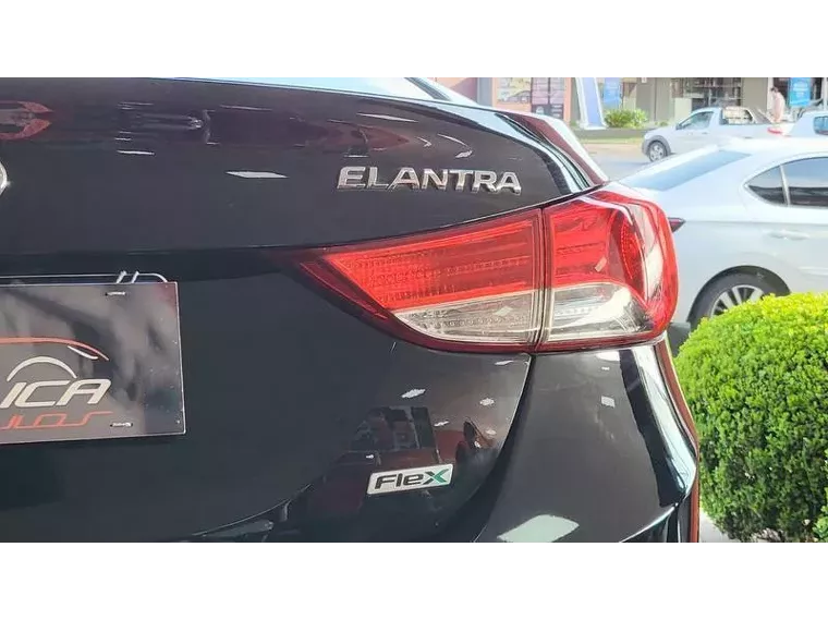 Hyundai Elantra Preto 17