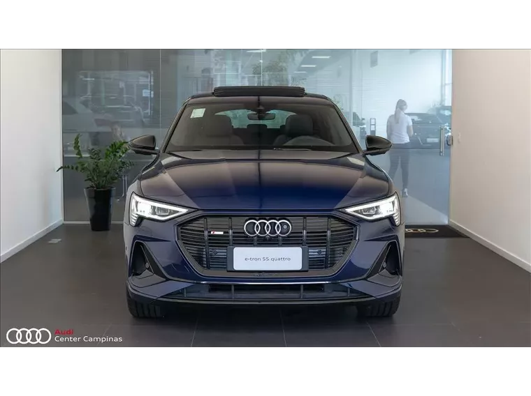 Audi E-tron Azul 7