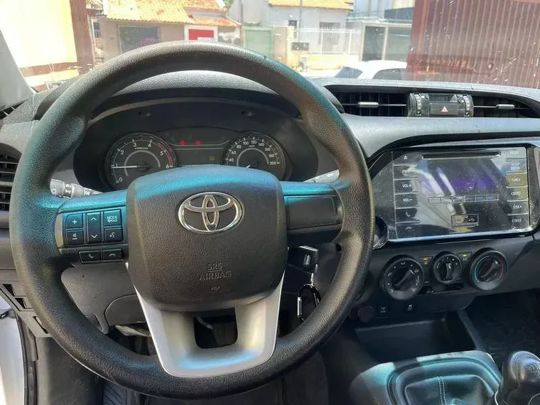 Toyota Hilux Branco 3