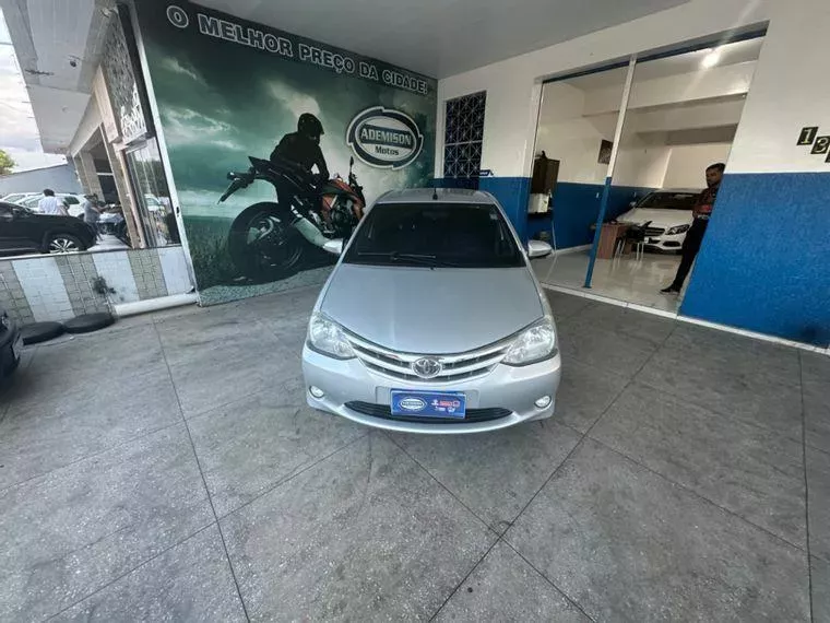 Toyota Etios Prata 2