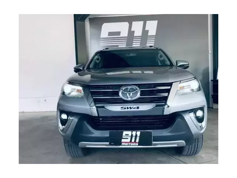 Toyota Hilux SW4 Prata 4