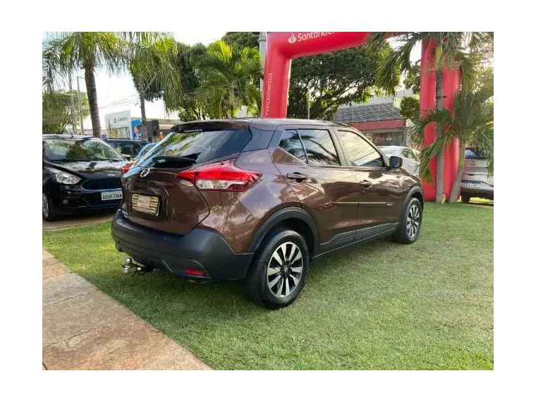 Nissan Kicks Marrom 2