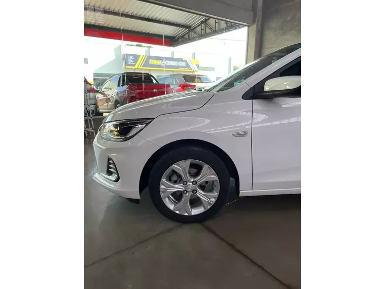 Chevrolet Onix Branco 16