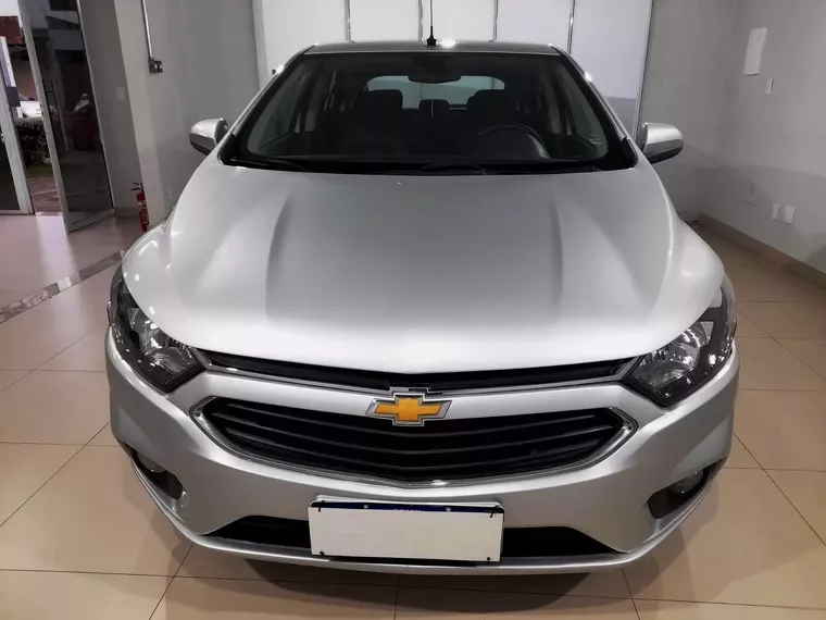 Chevrolet Onix Prata 16