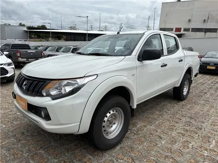 Mitsubishi L200 Triton Branco 1