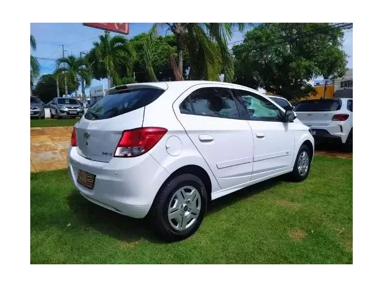 Chevrolet Onix Branco 2