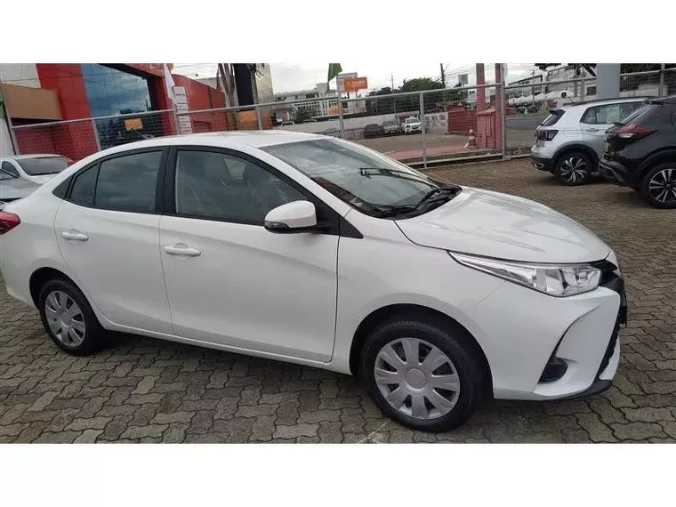 Toyota Yaris Branco 1