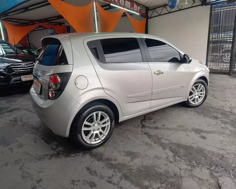 Chevrolet Sonic Prata 6