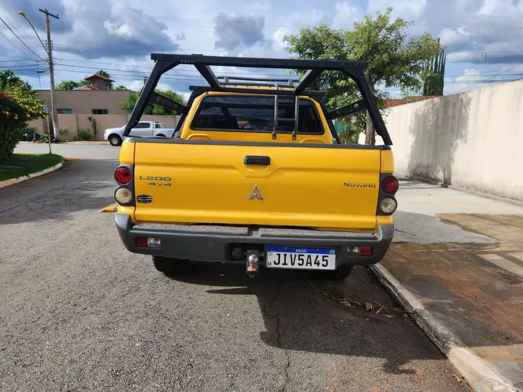 Mitsubishi L200 Savana Amarelo 3