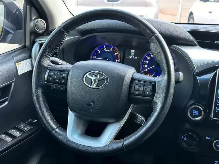 Toyota Hilux Preto 15