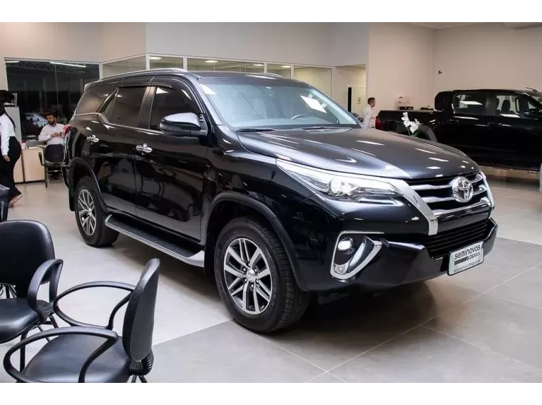 Toyota Hilux SW4 Preto 14