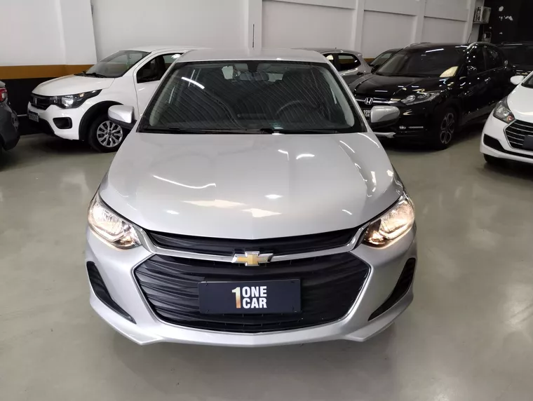 Chevrolet Onix Prata 6