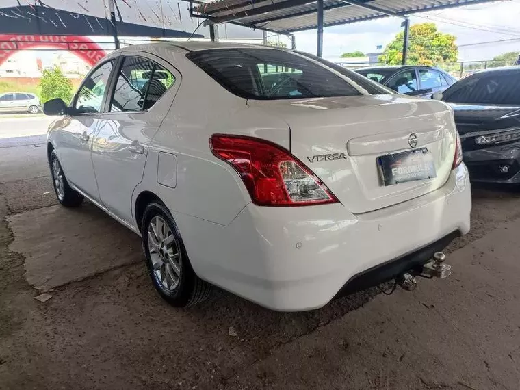 Nissan Versa Branco 11