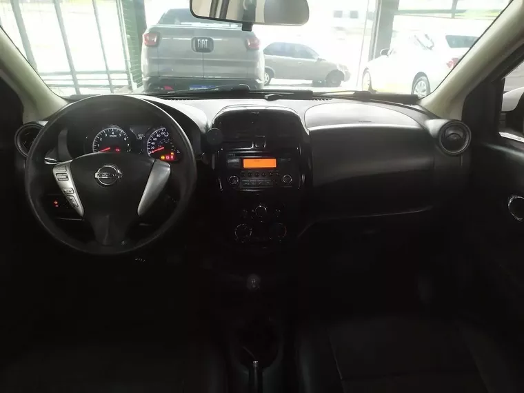 Nissan Versa Branco 4