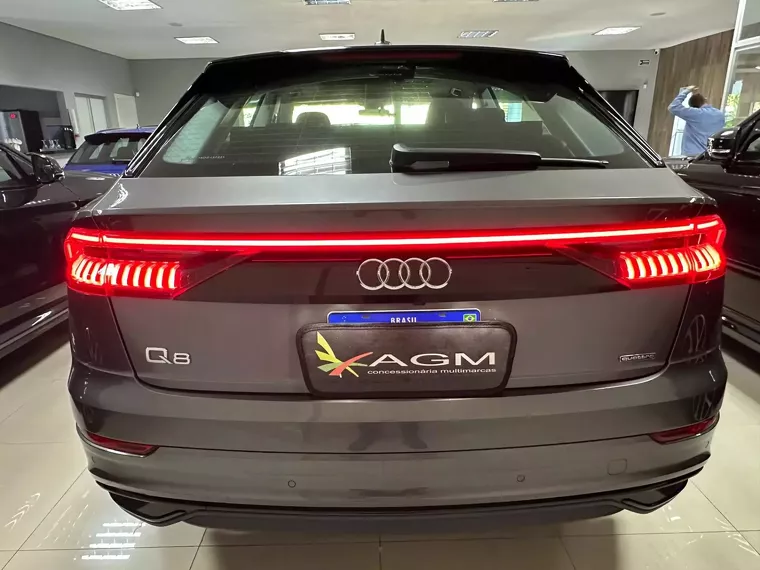 Audi Q8 Cinza 1