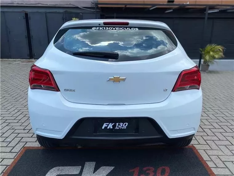 Chevrolet Onix Branco 12