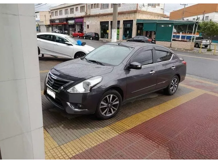 Nissan Versa Cinza 1