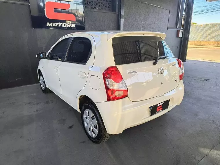 Toyota Etios Branco 5