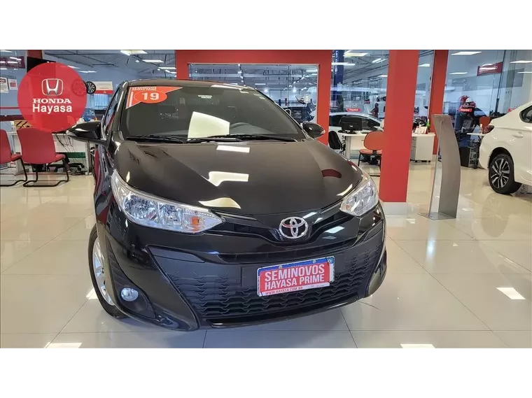 Toyota Yaris Preto 9