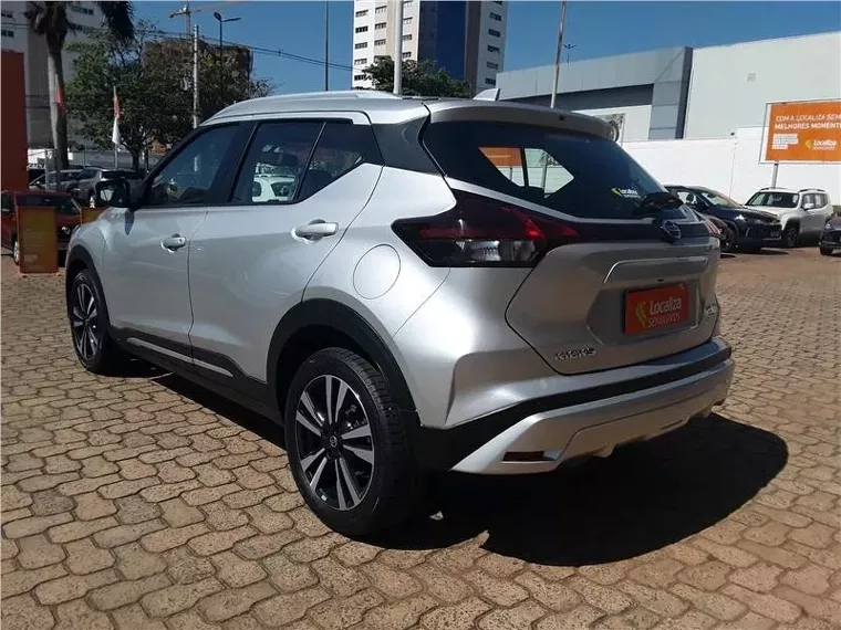 Nissan Kicks Prata 8