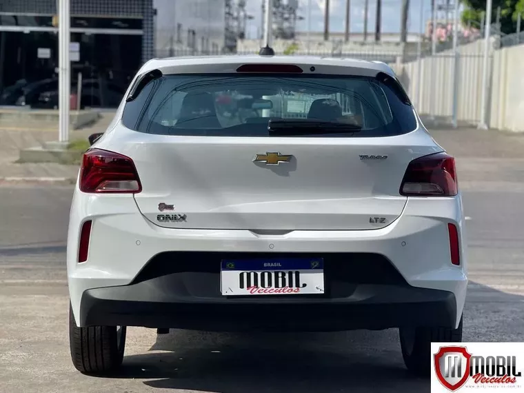 Chevrolet Onix Branco 14